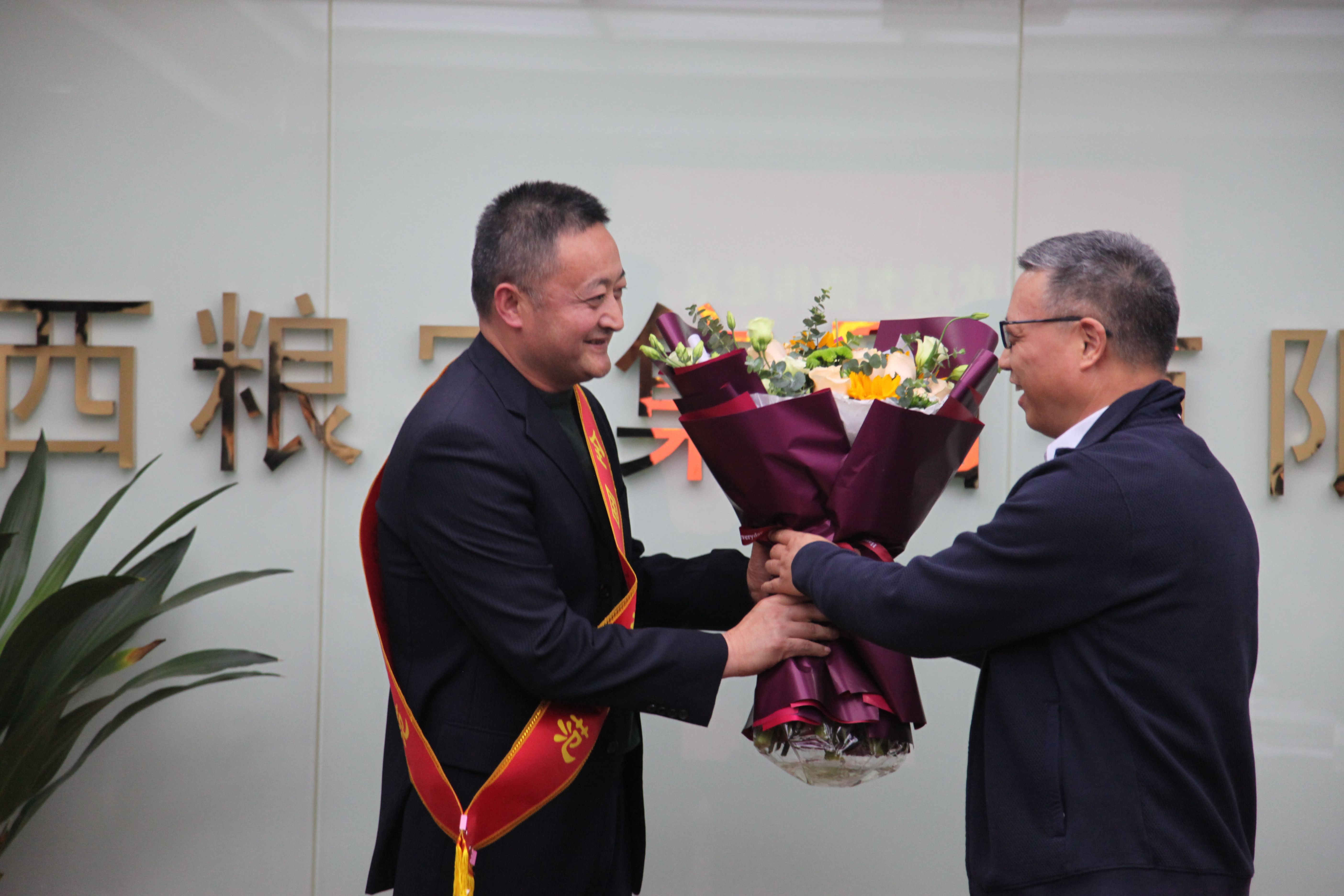糧農集團歡送全國勞模李德偉赴京參加表彰大會