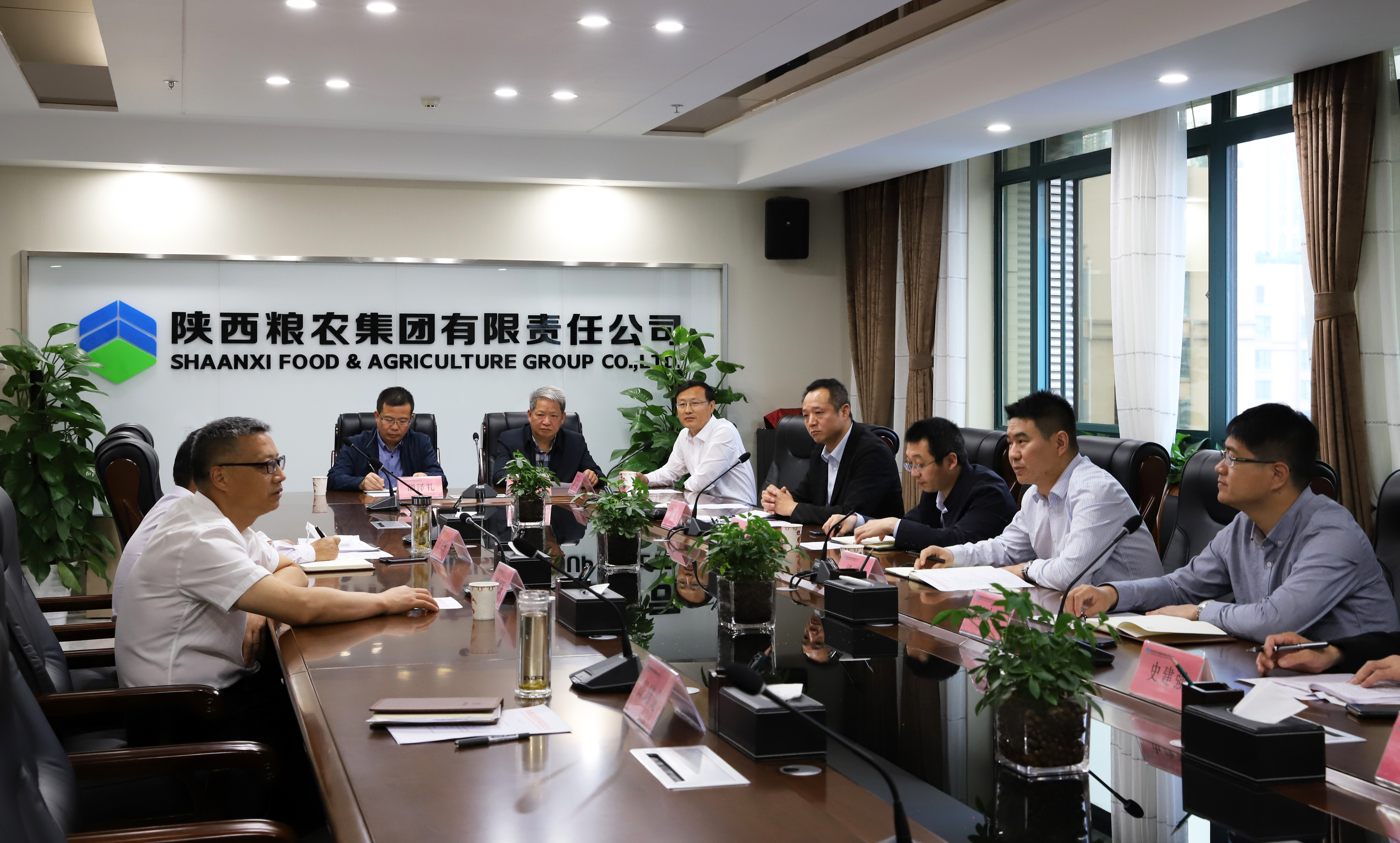 安康市白河縣委常委、常務(wù)副縣長梁鴻來訪糧農(nóng)集團(tuán)