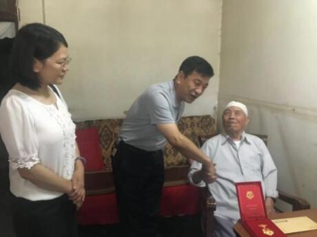 集團黨委頒發(fā)“光榮在黨五十年”紀(jì)念章