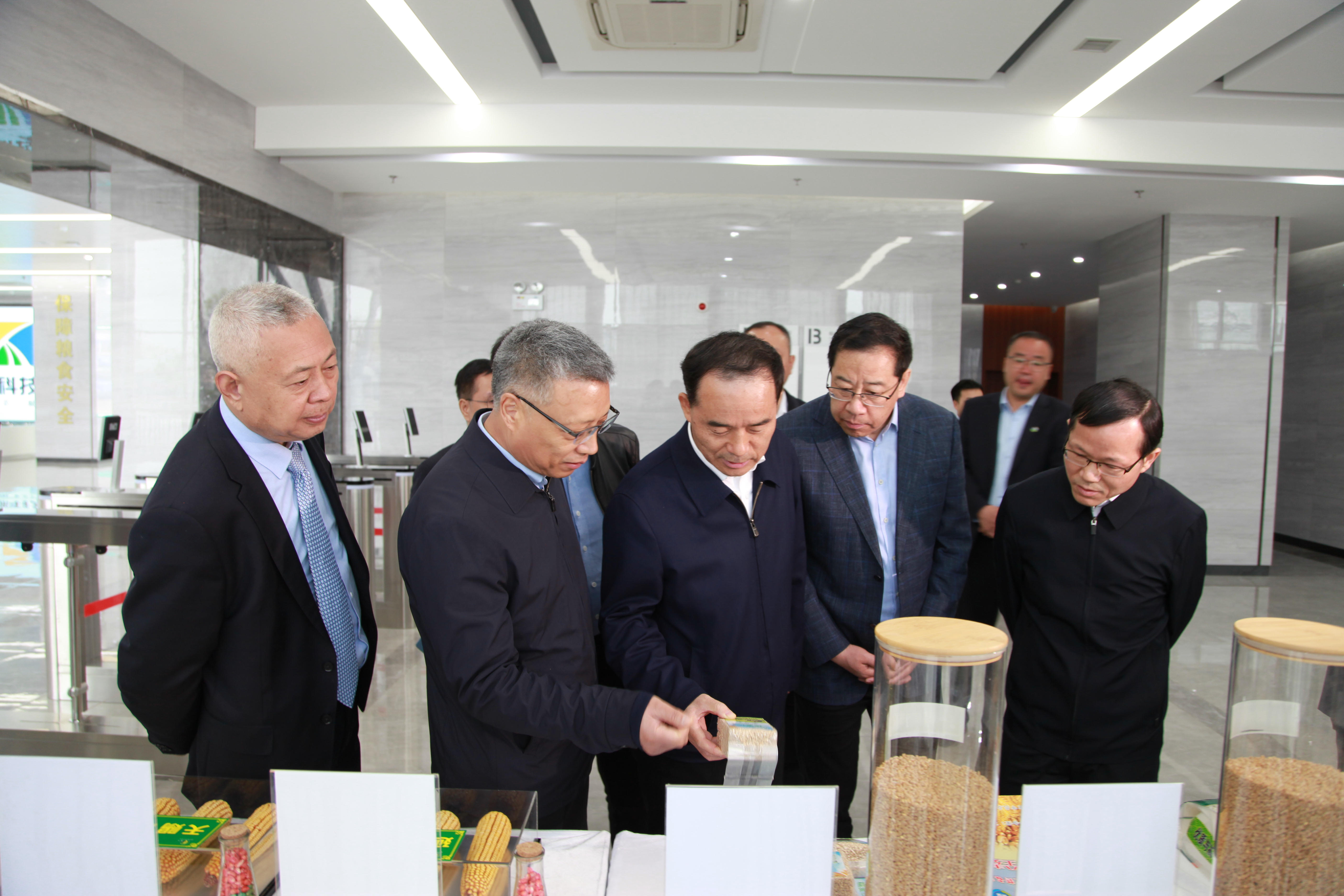 省國資委黨委書記任國、楊凌示范區(qū)黨工委書記黃思光到楊凌科技集團(tuán)調(diào)研指導(dǎo)工作